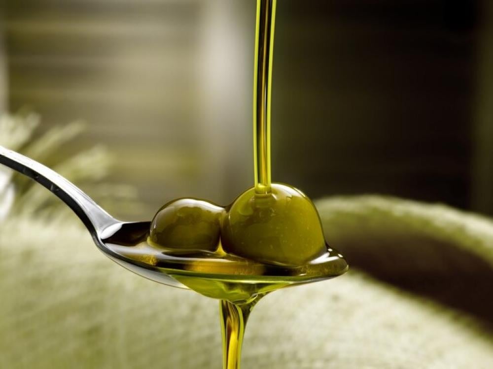 فوائد زيت الزيتون للشفاه وكيفية استخدامه للعناية اليومية
