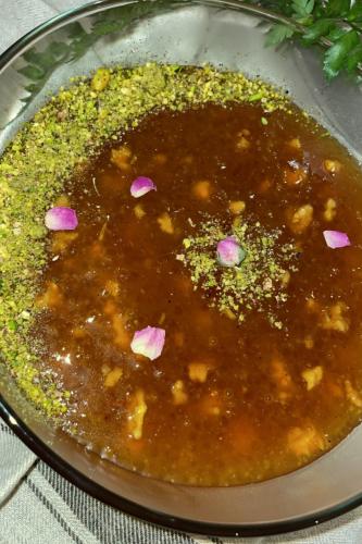 ساقو بالهيل والزعفران وماء الورد ومزين بعين الجمل...
