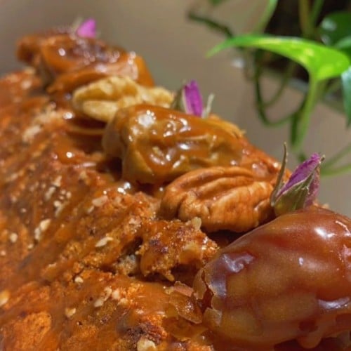 كيكة التمر المخملية بنكهة القرفة الشهية يعلوها صلصة الكراميل المملح