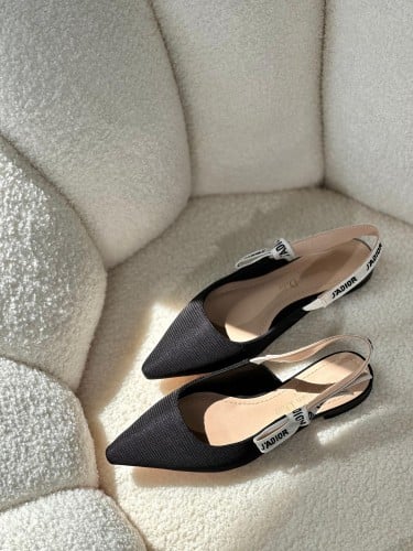 VALENTINO 38.5 ゴールド ローファー Vロゴ　アンティーク仕上げ VALENTINO 38.5 ゴールド ローファー Vロゴ アンティーク仕上げ
