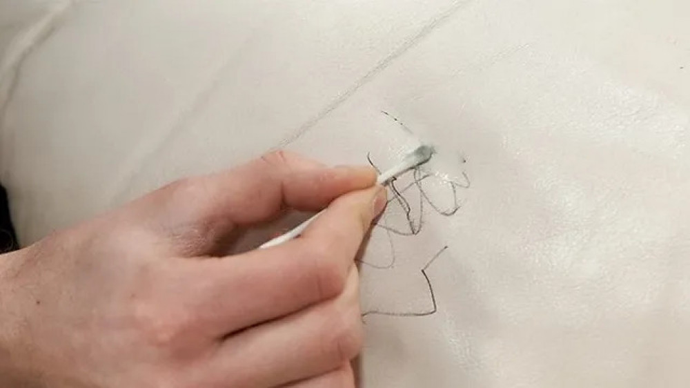 ازالة بقع الحبر من الكنب