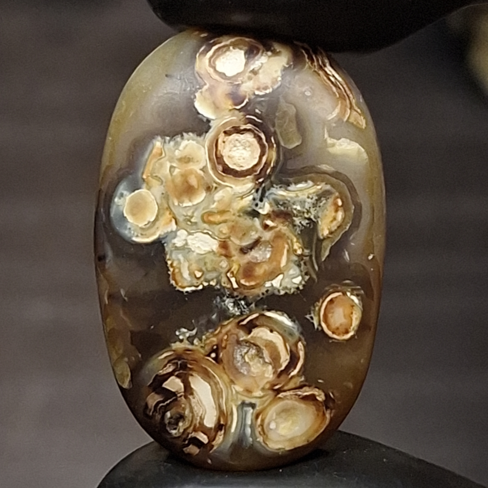 حجر عقيق بافوري طبيعي