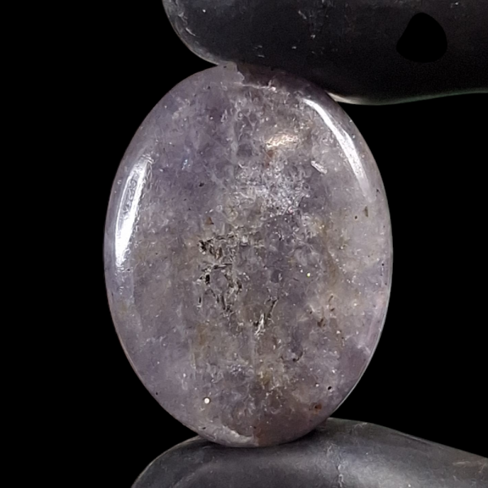 حجر ايولايت طبيعي موثق ومفحوص بشهادة مختبر