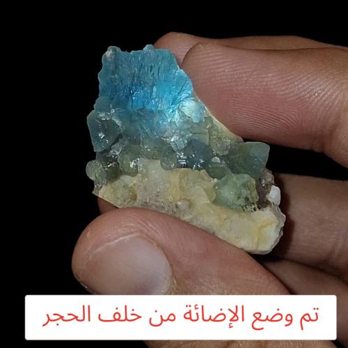 حجر فلورايت خام طبيعي تحفة للإقتناء أو الإهداء