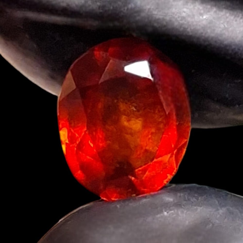 ماهي خاصية Hessonites garnet heat wave في بعض أحجار الجارنت هيسونايت - مدونة أحجار