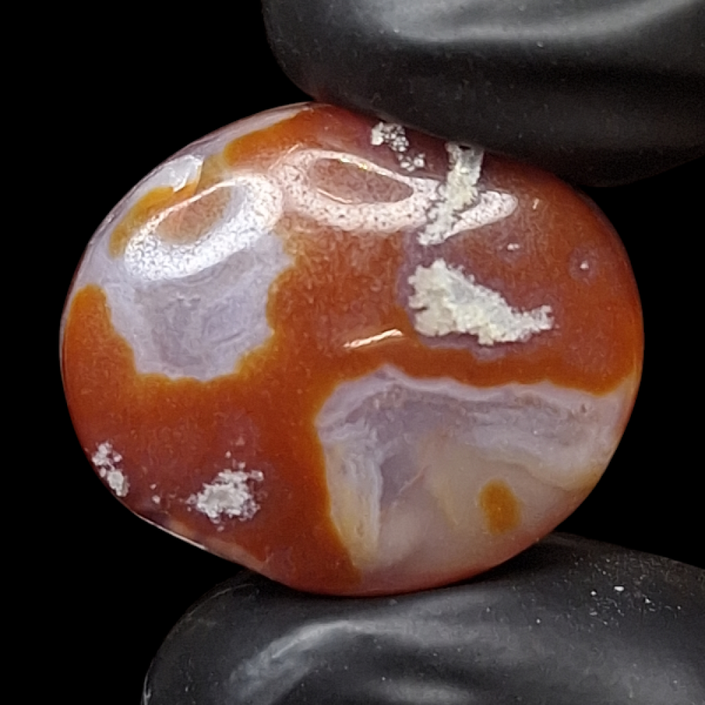 حجر عقيق رماني و أبيض طبيعي