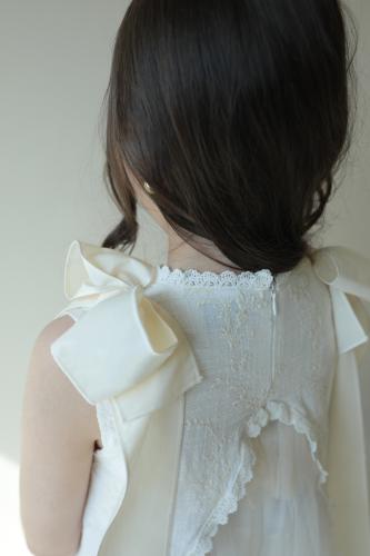 فستان من الكتان المطرز وطبقات التل