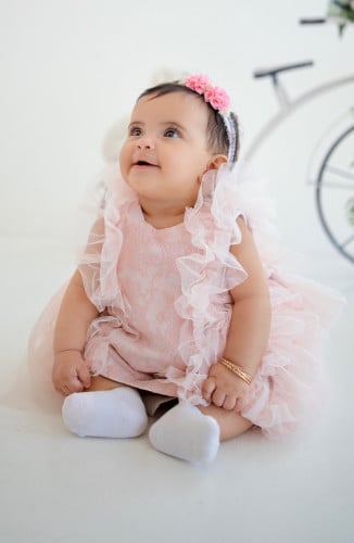 فستان مواليد جاكار مع رفلز من التل