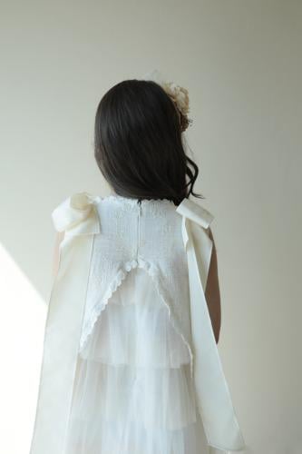 فستان من الكتان المطرز وطبقات التل