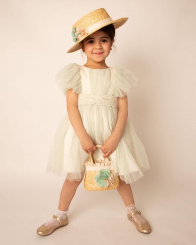 فستان من التل الراقي والجبير برفلز على الاكمام