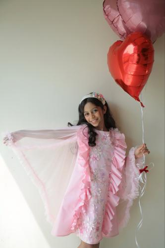 فستان مناسبات بزهور بارزة و وشاح