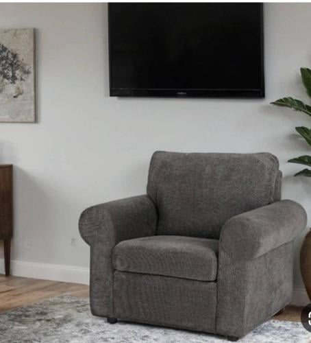 كرسي مفرد رمادي