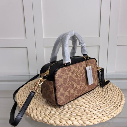 حقيبة Coach (بعدة اللوان)