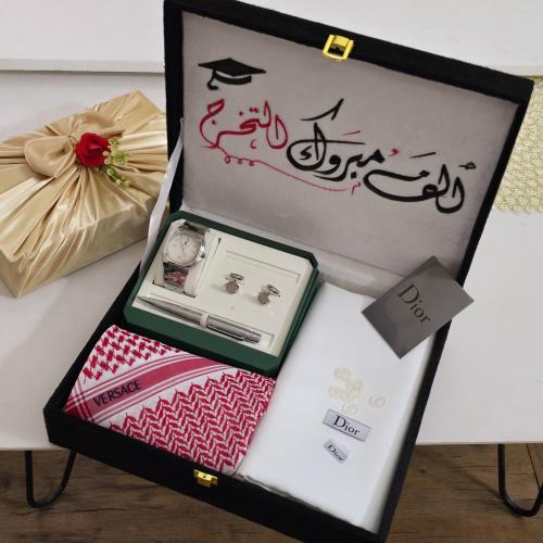 أفخم الهدايا الرجالية طقم شماغ كارتير، بشت ملكي، و...