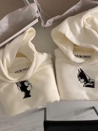 طقم هودي شتوي أبيض بطبعة باتمان، دافئ ومثالي للموسم البارد."  وصف موسع للمنتج