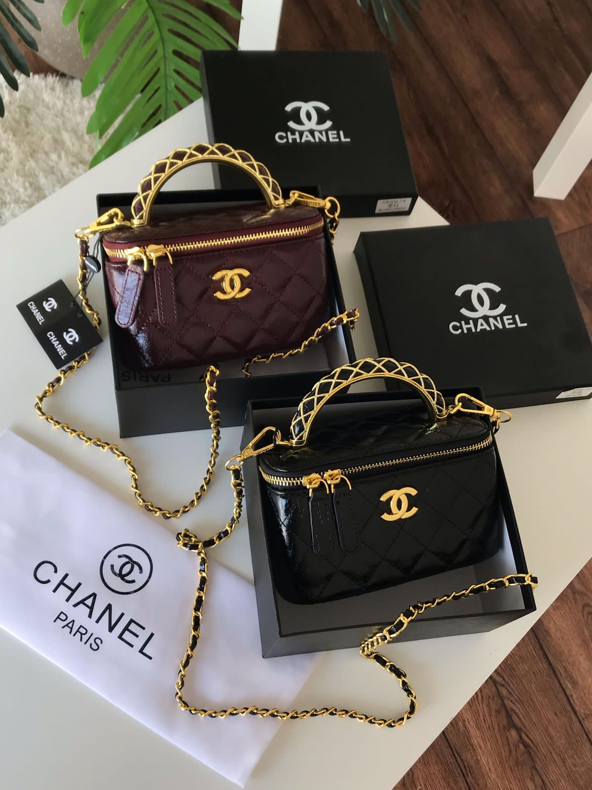 شنط نسائية فاخرة بلون أسود أو عنابي 2025