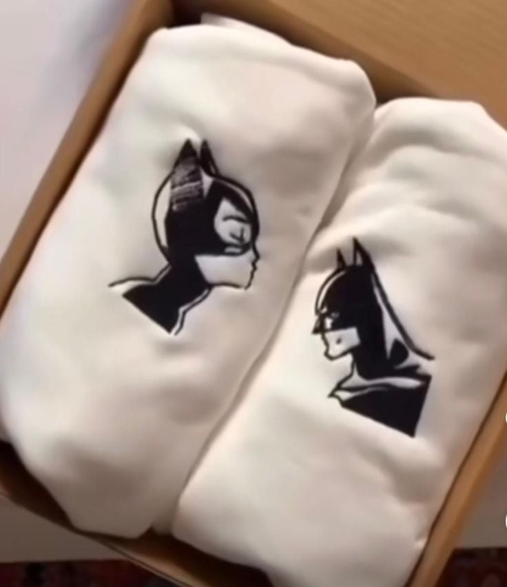 طقم هودي شتوي أبيض بطبعة باتمان، دافئ ومثالي للموسم البارد."  وصف موسع للمنتج