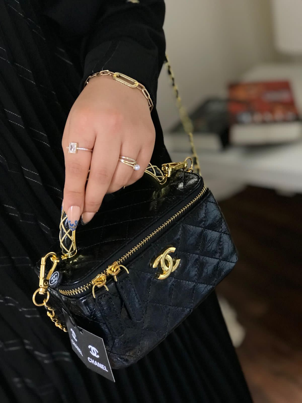 شنط نسائية فاخرة بلون أسود أو عنابي 2025