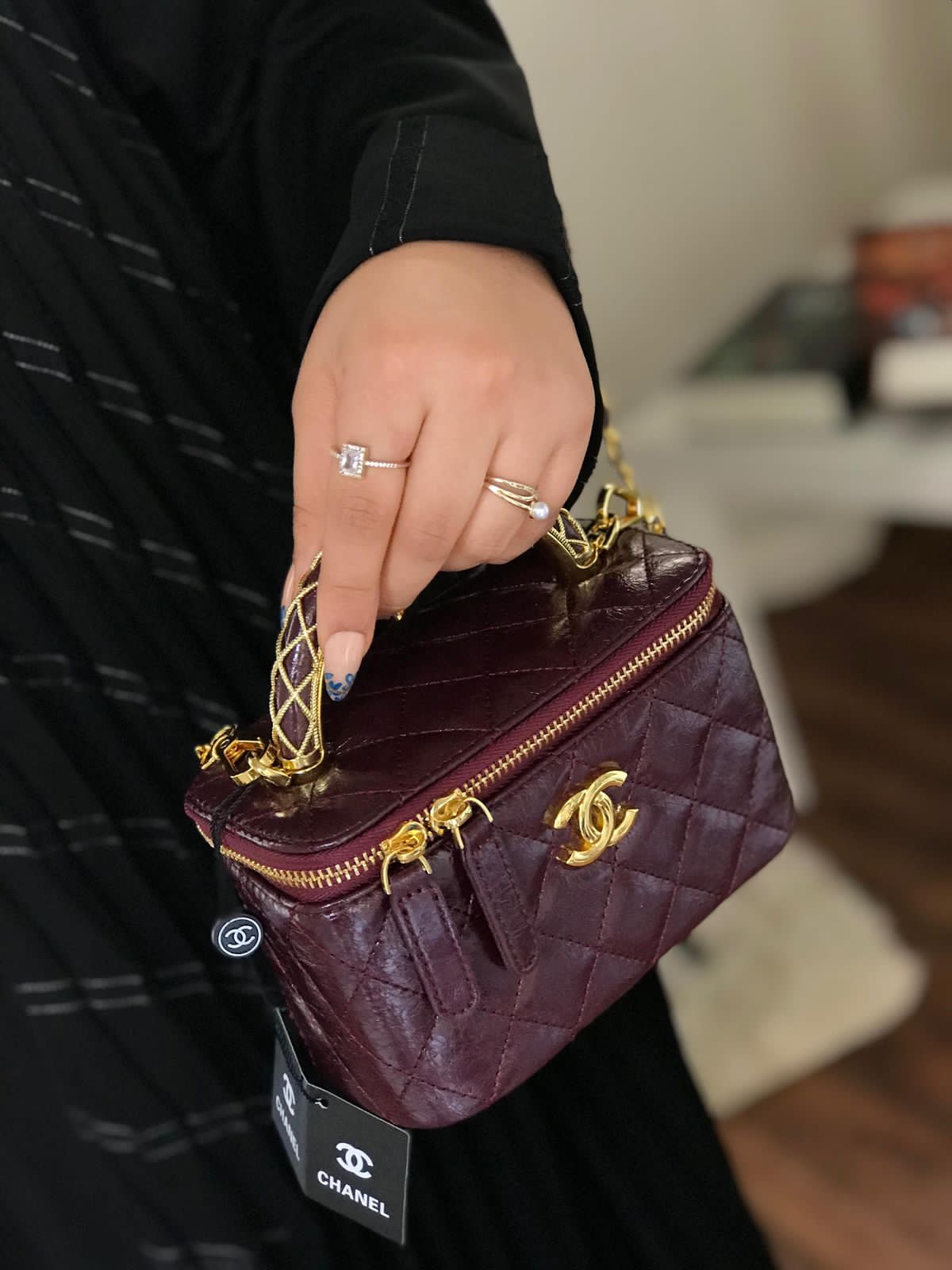 شنط نسائية فاخرة بلون أسود أو عنابي 2025