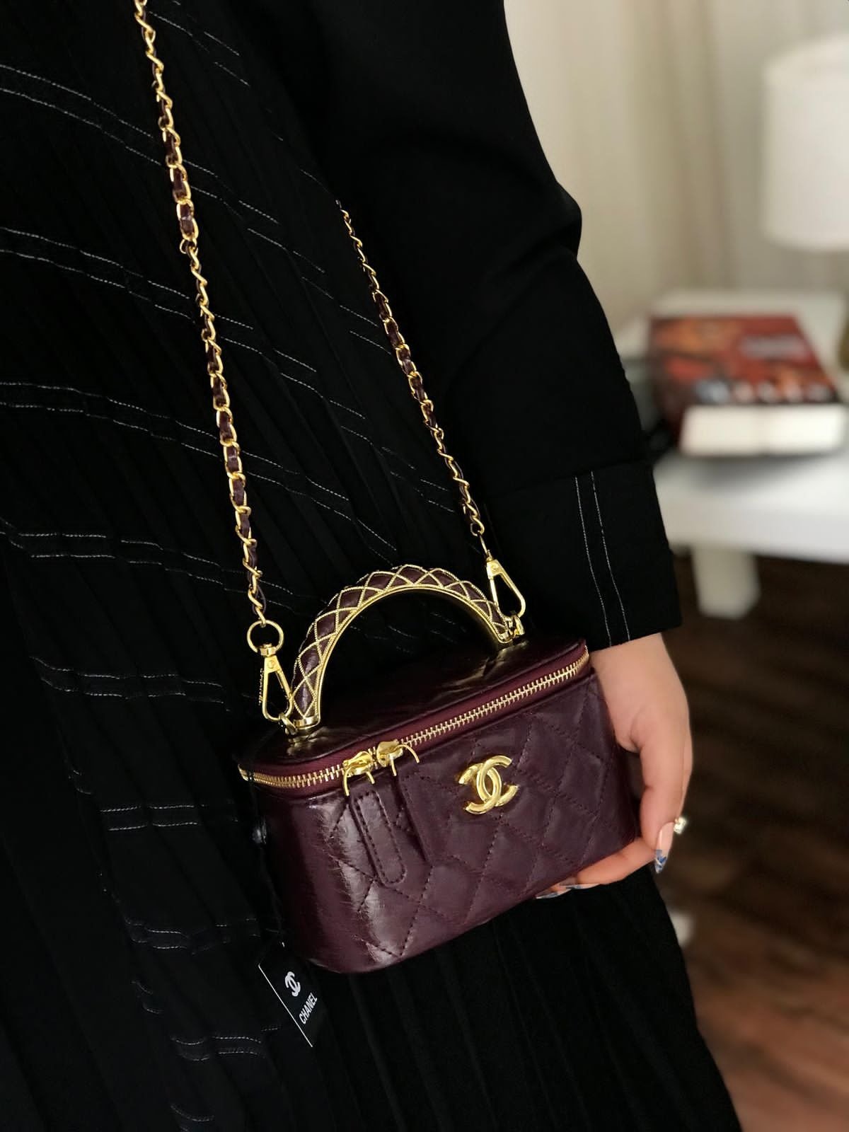 شنط نسائية فاخرة بلون أسود أو عنابي 2025