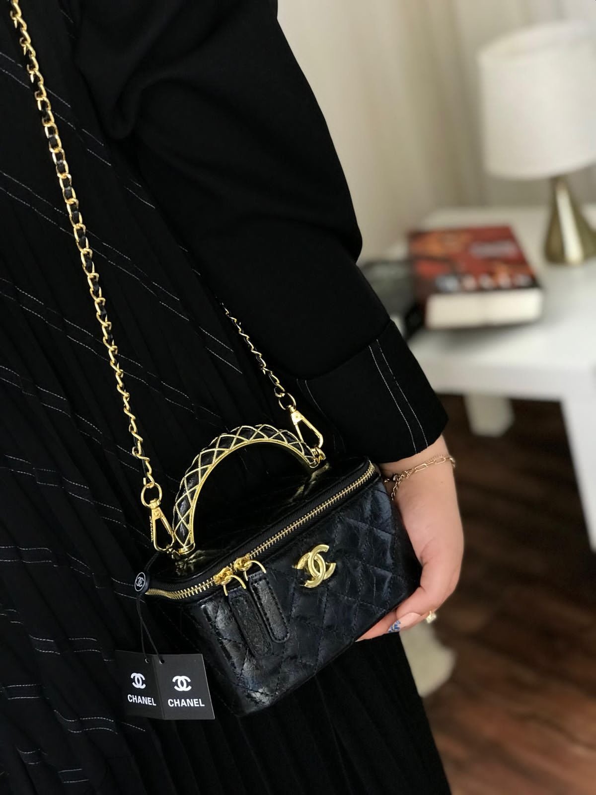 شنط نسائية فاخرة بلون أسود أو عنابي 2025