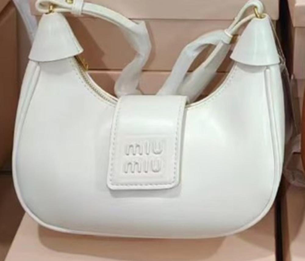 حقيبة يد ميو ميو لون ابيض
