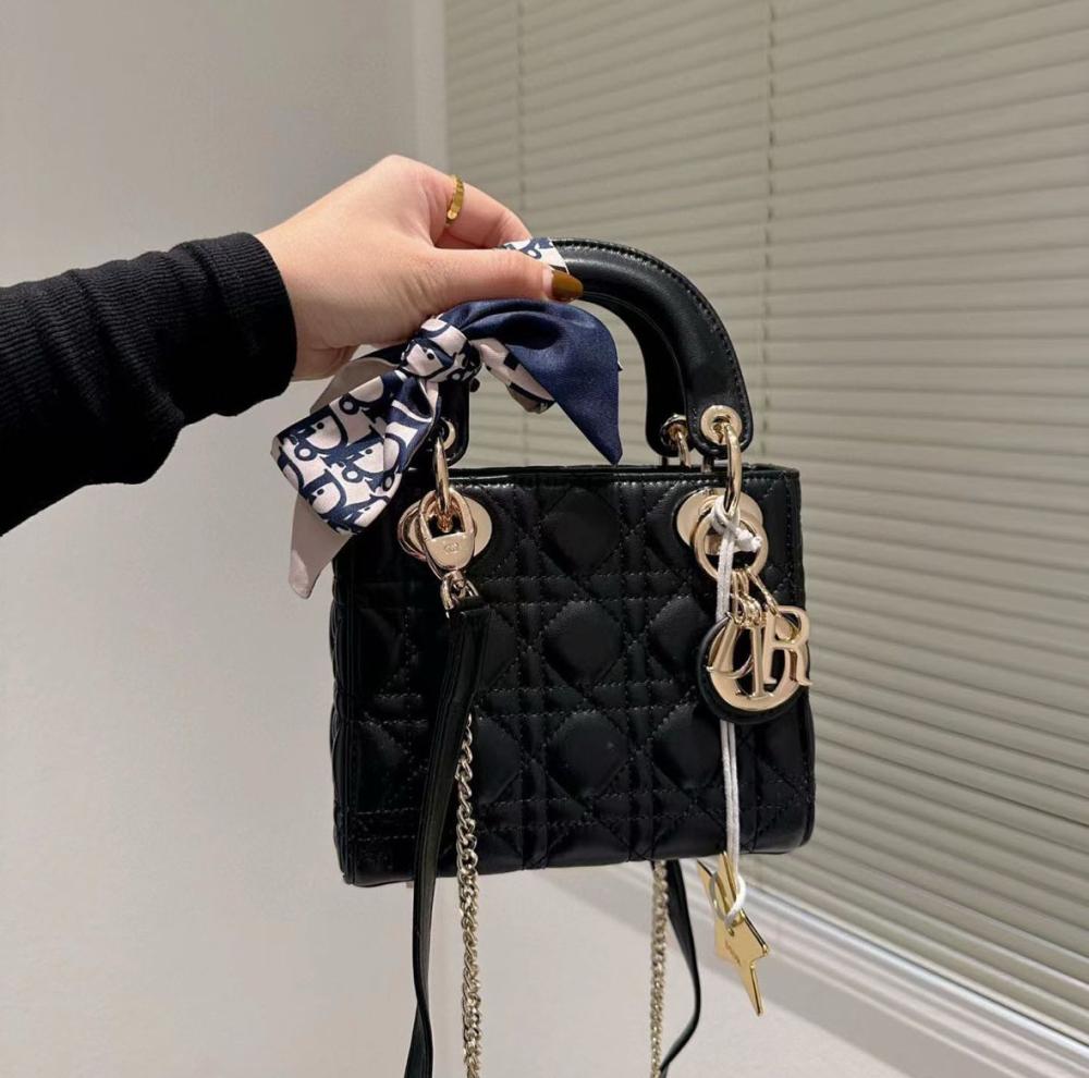 شنطة يد نسائية  صغيرة  ماركة ديور