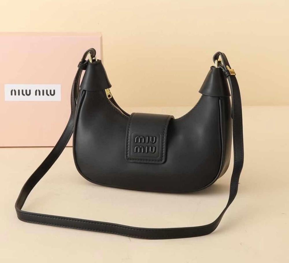 حقيبة يد ميو ميو لون اسود