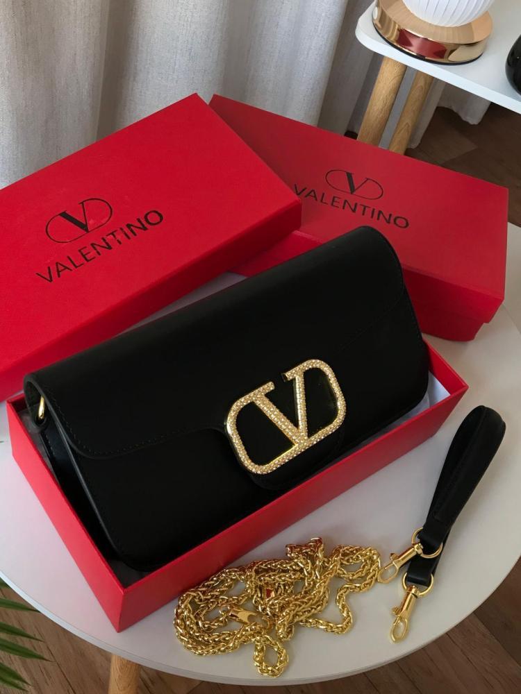 حقائب نسائية فالنتينو