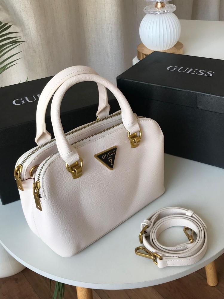 شنطة أنيقة من ماركة جيس GUESS