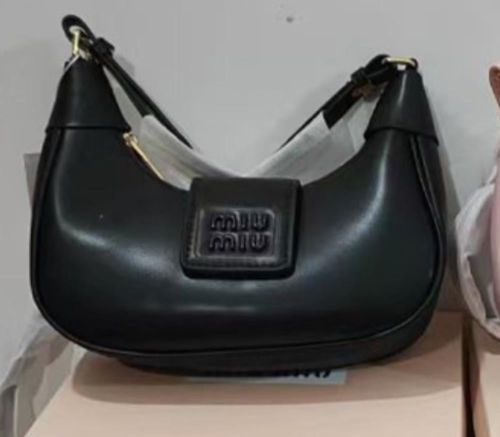 حقيبة يد ميو ميو لون اسود
