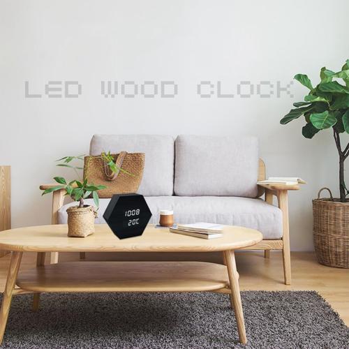 ساعة خشبية LED