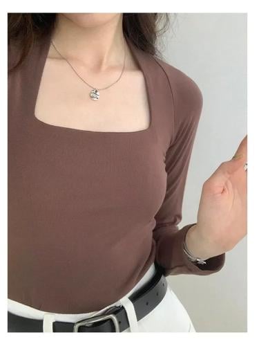 بلوزة بأكمام طويلة وياقة مربعة أنيق.