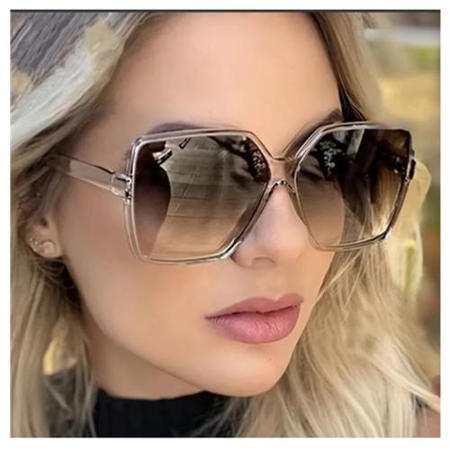 نظارة شمسية نسائية بإطار كبير أنيق وعصري