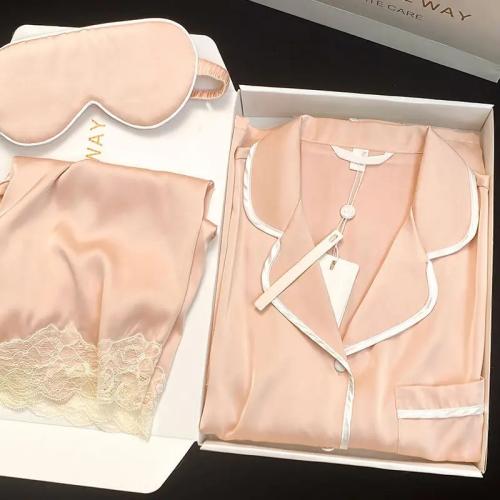 طقم بيجاما حريري فاخر ولمسة أنثوية ناعمة