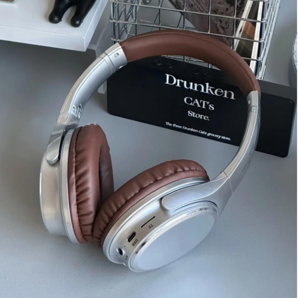 سماعات رأس لاسلكية على الأذن