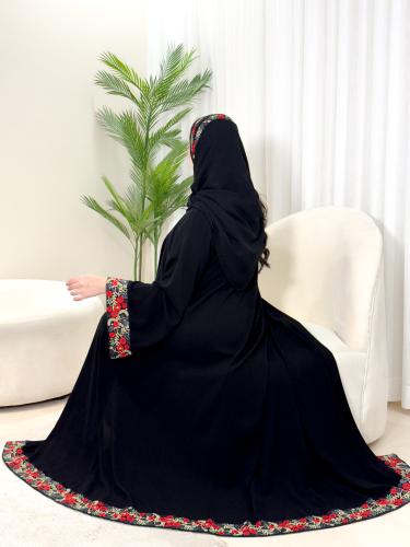 عباية كريب ملكي اسود بكلفه ورد احمر آنيق