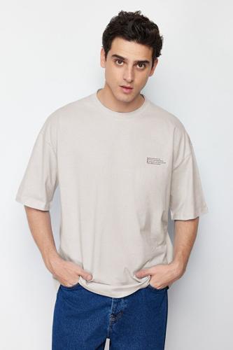 Trendyol Collection تيشيرت رمادي من القطن 100%، بقصة واسعة، بياقة دائرية، وبطبعة نصية بسيطة - TMNSS23TS00084