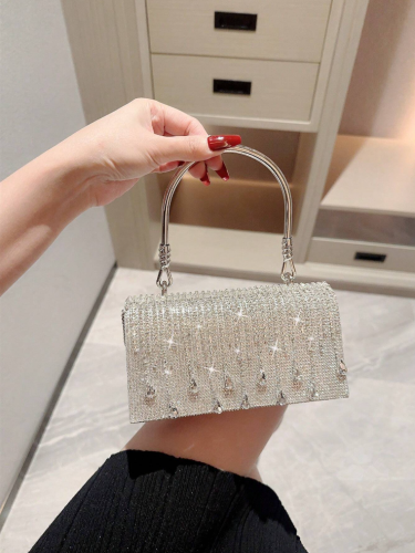 حقيبة نسائية واحدة مع لمعان وشرابة