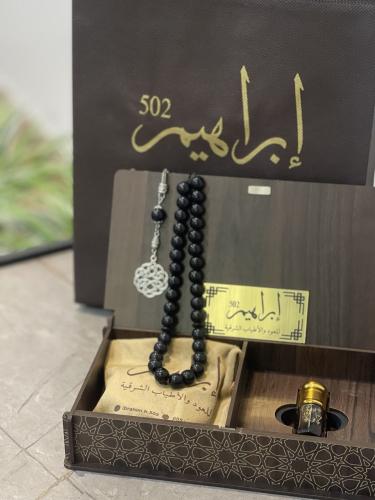 ثنائي ربع تولة دهن عود كمبودي وسبحة سوداء
