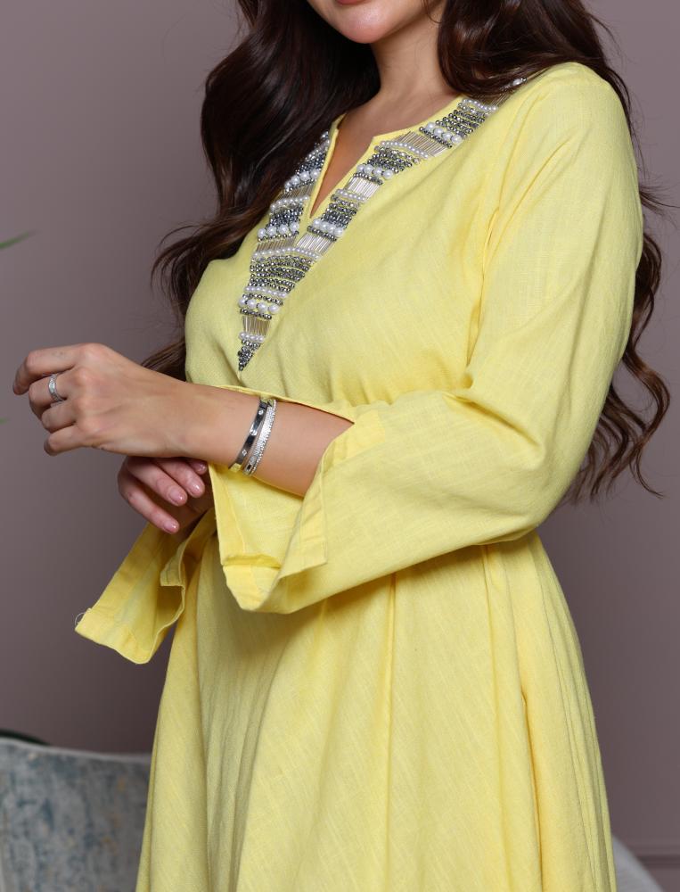 جلابية لينن راقية مطرزة باللولو والكرستال