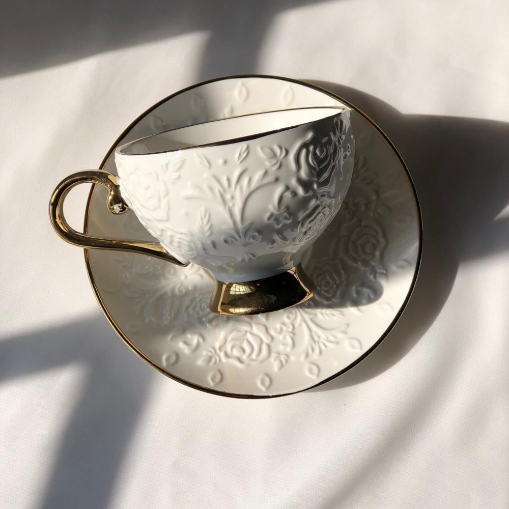 كوب لون ابيض وذهبي برسمه ورد white and gold cup with flower print
