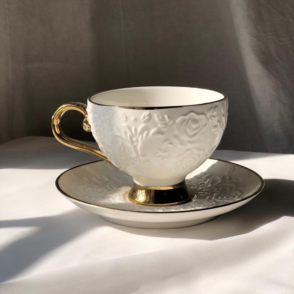 كوب لون ابيض وذهبي برسمه ورد white and gold cup with flower print