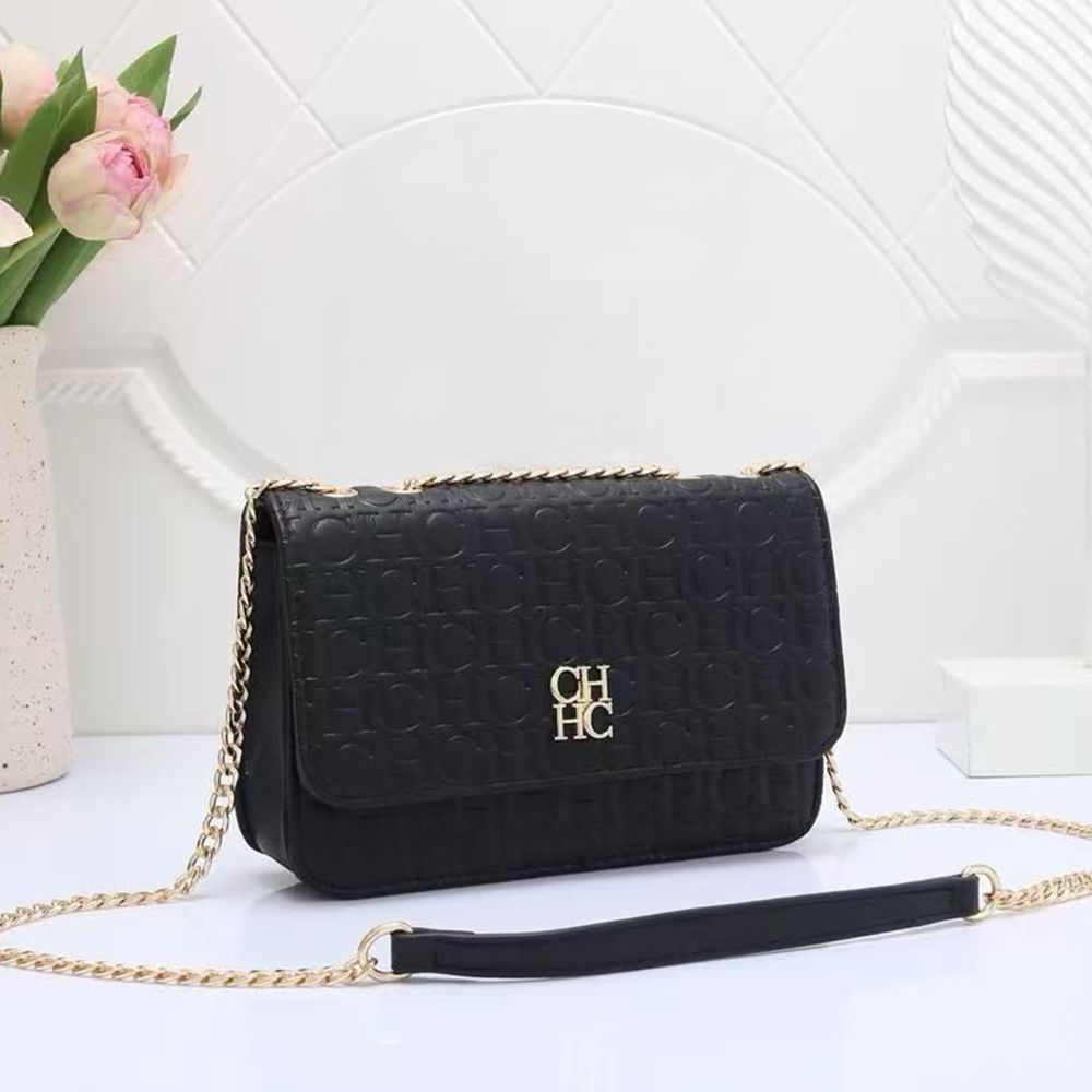 حقيبة يد Carolina Herrera باللون الأسود مع تفاصيل شعار ذهبي