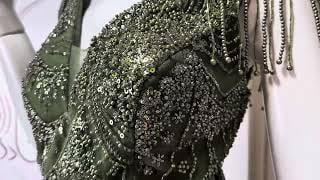 فستان تل زيتي طويل بقصّة مستقيمة مزين بالترتر والخرز