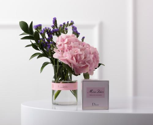 فازه الهيدرنجيا مع عطر مس ديور