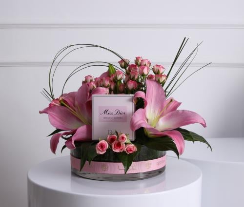 فازه جمال البنك مع عطر مس ديور