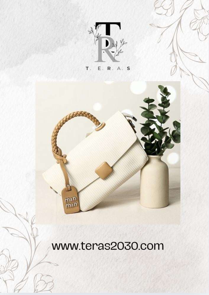 شنطه مصنوعه من الجلد الاسود بتصميم انيق  ومضلع