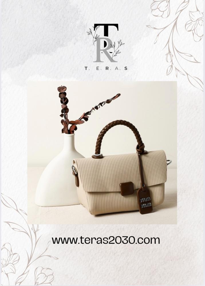 شنطه مصنوعه من الجلد الاسود بتصميم انيق  ومضلع