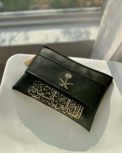 باوتش من الجلد الاسود بتطريز من اختيارك (شعار السي...